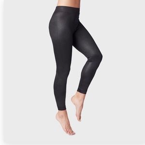 Shiny black leggings